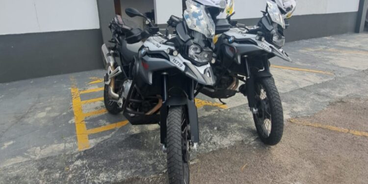 Indivíduo em moto atropela idoso de 80 anos, foge e acaba detido pela PM