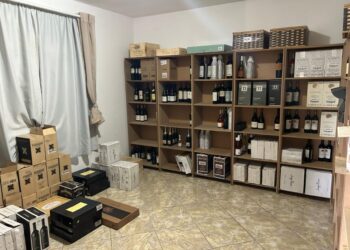 Polícia Federal realiza operação e fecha empresa no Fazendinha, que vendia vinho contrabandeado na internet