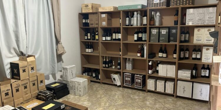 Polícia Federal realiza operação e fecha empresa no Fazendinha, que vendia vinho contrabandeado na internet