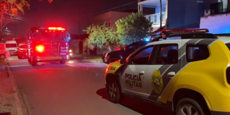 Homem é executado a tiros, outro fica gravemente ferido e moto é incendiada em São José dos Pinhais