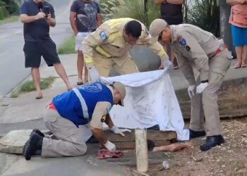 Em Colombo, homem fica entalado em bueiro ao tentar se esconder