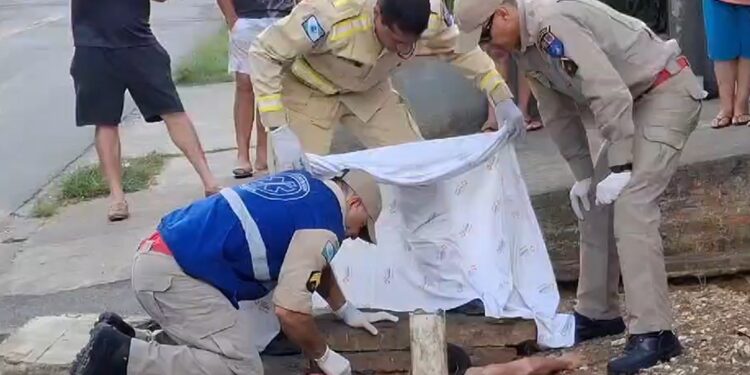 Em Colombo, homem fica entalado em bueiro ao tentar se esconder