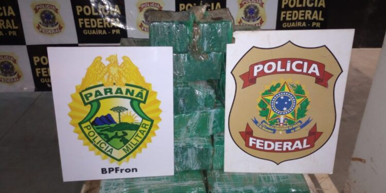 PM e PF recuperam veículo roubado e apreendem 127 quilos de maconha