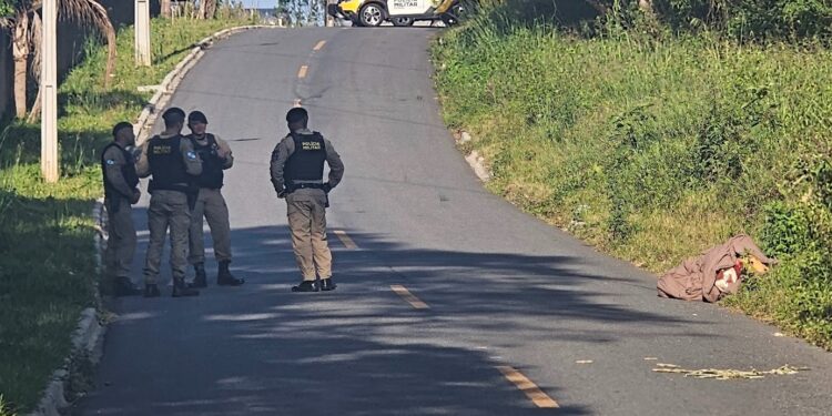 Polícia investiga corpo de mulher encontrado enrolado em cobertas em Curitiba