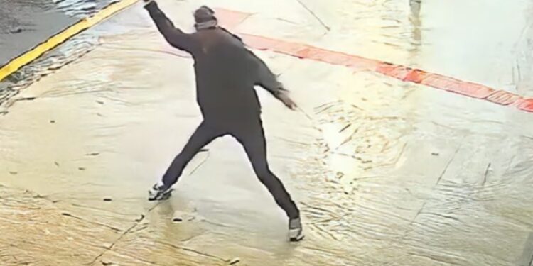 Criminoso furta bar pela terceira vez em Curitiba; câmeras registraram as ações