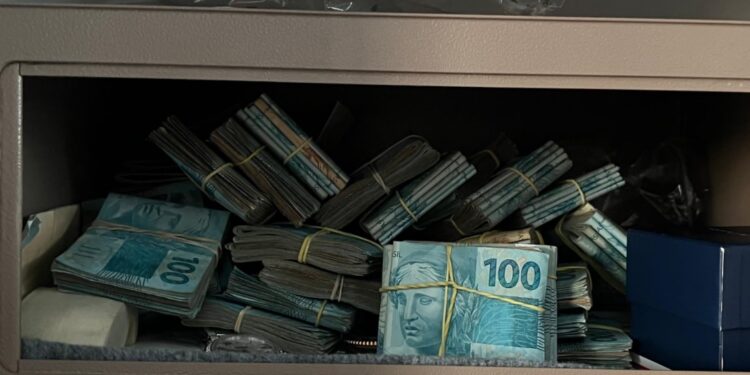 Polícia Federal cumpre mandados e bloqueia mais de R$30 milhões