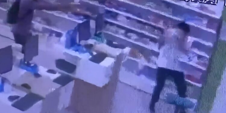 Jovem é executado a tiros quando trabalhava em farmácia; autor do crime foi preso pouco depois