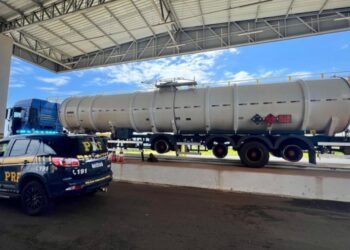 PRF flagra carreta-tanque sem 12 pneus rodando em rodovia do Paraná
