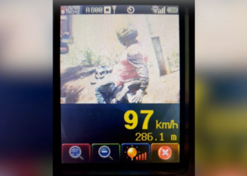 Motociclista tenta encobrir placa em radar mas acaba multado, no Paraná