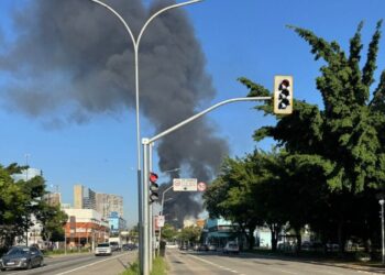 URGENTE! Avião tenta fazer pouso de emergência e atinge ônibus em São Paulo