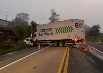 Colisão frontal entre carro e caminhão acaba com duas pessoas mortas, na BR-476