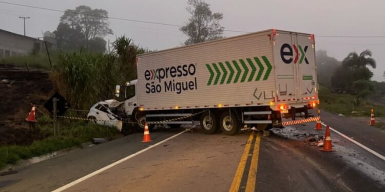 Colisão frontal entre carro e caminhão acaba com duas pessoas mortas, na BR-476
