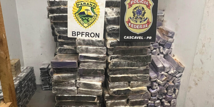 BPFRON e PF apreendem carreta com 2,5 toneladas de maconha