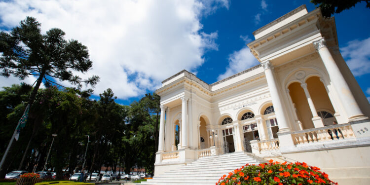 Exigência de antecedentes criminais pode virar lei para professores em Curitiba