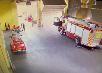 Bombeiros se revezam para ajudar bebê que tinha se afogado em piscina