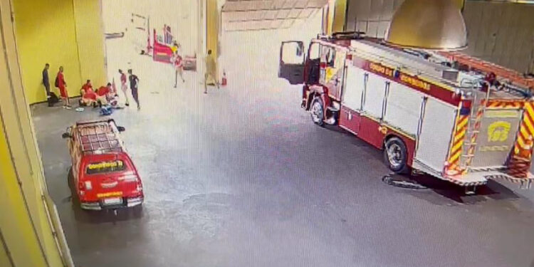 Bombeiros se revezam para ajudar bebê que tinha se afogado em piscina