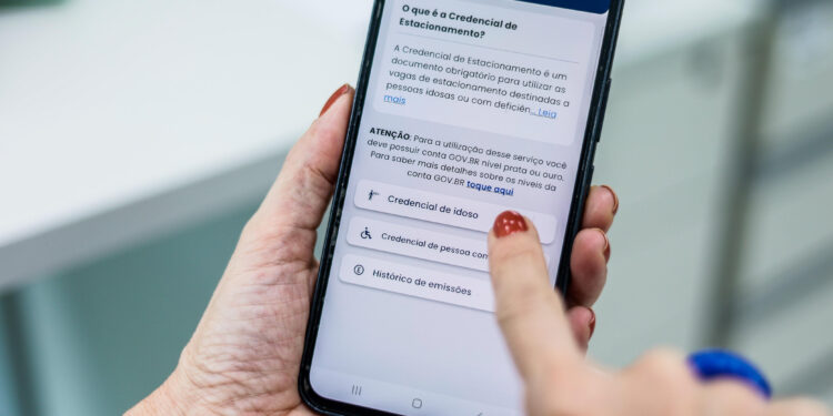 Credenciais de estacionamento para idosos e PCDs podem ser feitas de maneira digital
