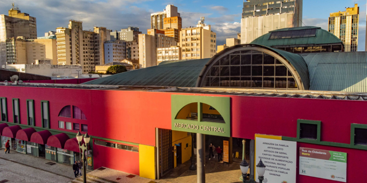 Rua da Cidadania da Matriz presenteia mulheres com mudas de árvores, flores e música