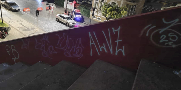 Dois homens são presos e um adolescente é apreendido por pichação em Curitiba