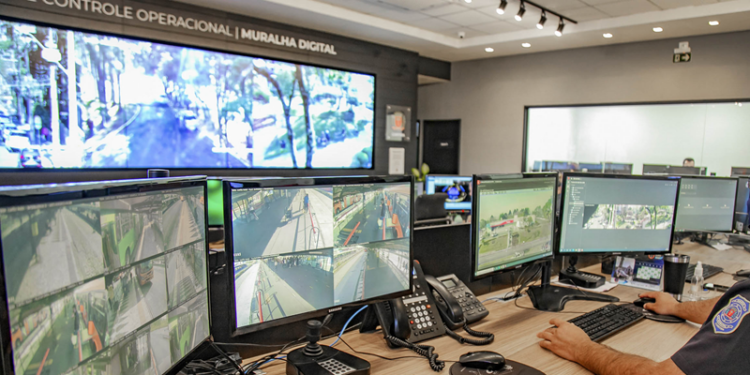 Manutenção de rede em Curitiba interrompe atendimento dos telefones 153 e 199 nesta quinta