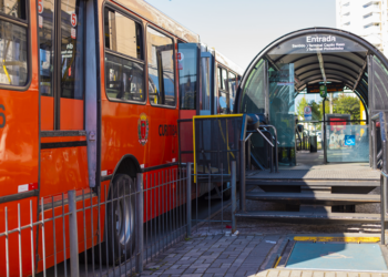 Urbs testa anteparo contra fura-catracas em estação-tubo de Curitiba