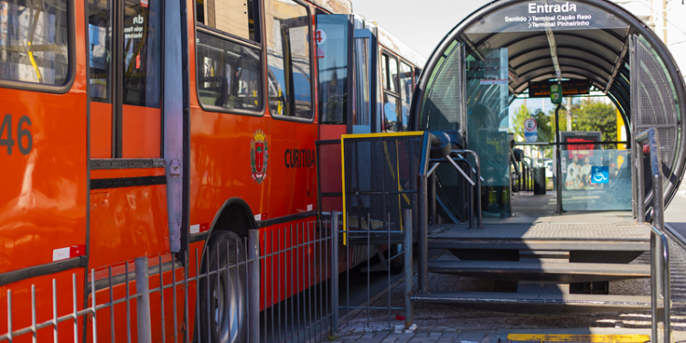Urbs testa anteparo contra fura-catracas em estação-tubo de Curitiba