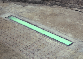 Barras de LED no piso alertam pedestres que vão atravessar a rua em cruzamentos movimentados de Curitiba