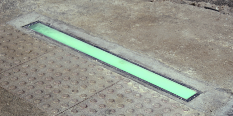 Barras de LED no piso alertam pedestres que vão atravessar a rua em cruzamentos movimentados de Curitiba