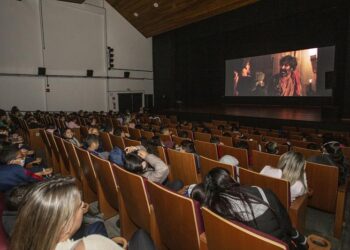 No aniversário de Curitiba, Teatro da Vila tem cinema de graça, aula de passinho e jogos gigantes