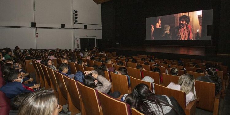 No aniversário de Curitiba, Teatro da Vila tem cinema de graça, aula de passinho e jogos gigantes