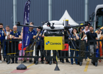 Curitiba recebe primeiro delivery dos Correios feito por drone
