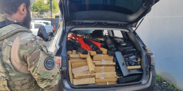 PRF realiza megaoperação e apreende drogas, cigarros e veículo furtado em Balsa Nova (PR)