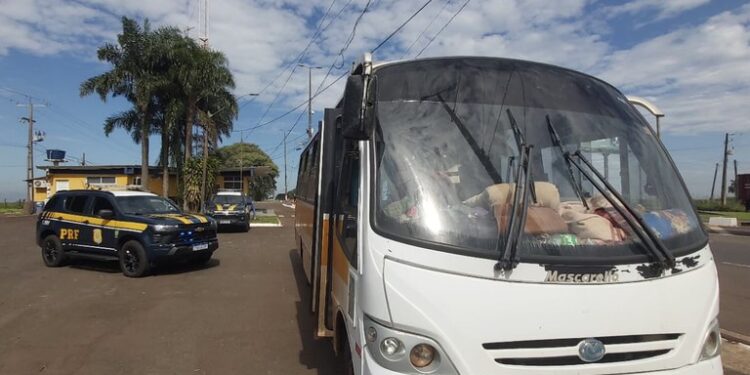 Mais uma vez! PRF flagra mesma empresa transportando paraguaios sem condições no Paraná