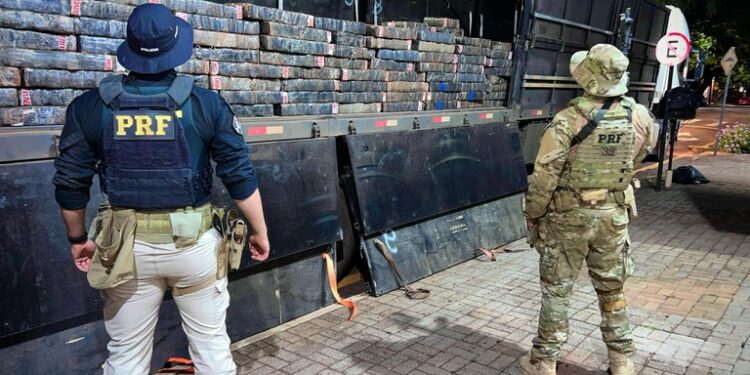 PRF apreende carreta com 1,6 tonelada de maconha