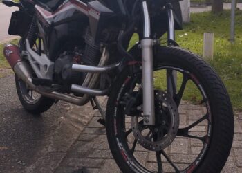 Acidente entre van escolar e motocicleta deixa um ferido no Alto Boqueirão