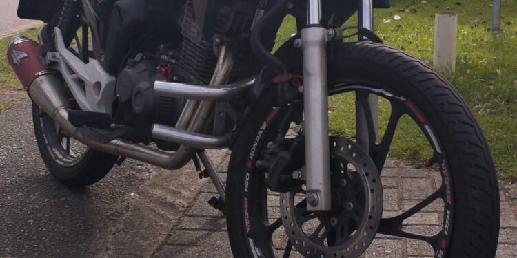 Acidente entre van escolar e motocicleta deixa um ferido no Alto Boqueirão