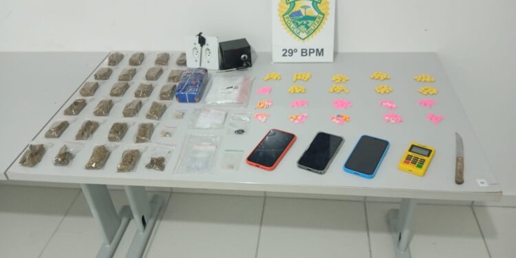 ROTAM apreende drogas e prende dupla durante abordagem em Piraquara