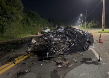 Motorista de carro não resiste após colisão frontal com carreta na RMC