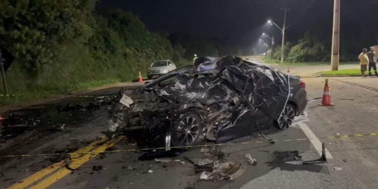 Motorista de carro não resiste após colisão frontal com carreta na RMC