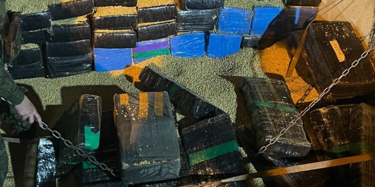 BPFRON e PF apreendem quase 2,4 toneladas de maconha escondidas em carga de soja