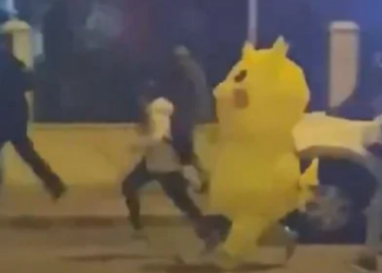 Pikachu foge da polícia durante protesto e viraliza