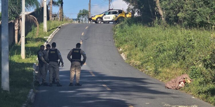 Corpo de mulher encontrado enrolado em coberta é identificado; outro corpo foi encontrado no mesmo local