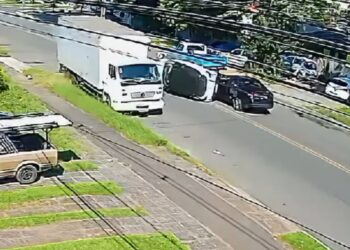 Câmera de segurança registrou acidente envolvendo 4 veículos no Fazendinha