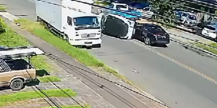 Câmera de segurança registrou acidente envolvendo 4 veículos no Fazendinha