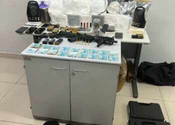 RONE prende trio, apreende fuzil, revólver, munição dinheiro e cocaína