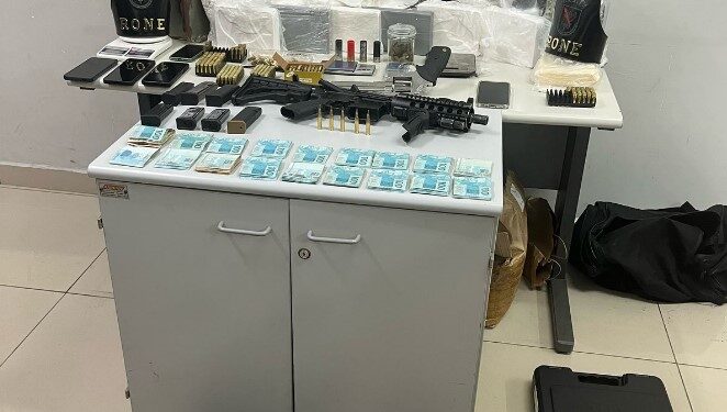 RONE prende trio, apreende fuzil, revólver, munição dinheiro e cocaína