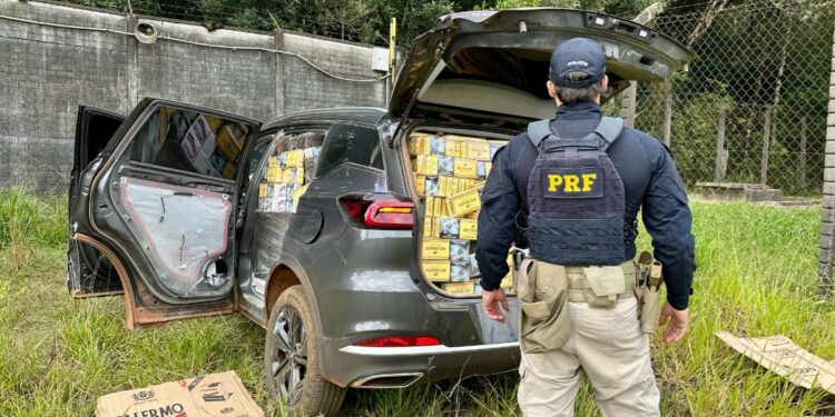 PRF apreende cerca de 30.000 maços de cigarro em veículo roubado em Guarapuava