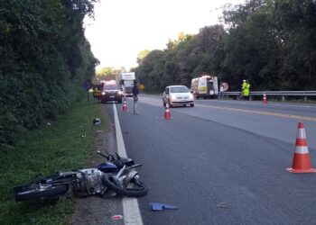 Piloto e garupa de moto morrem após colisão contra guard rail na Rodovia do Xisto