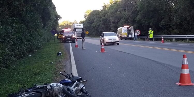 Piloto e garupa de moto morrem após colisão contra guard rail na Rodovia do Xisto