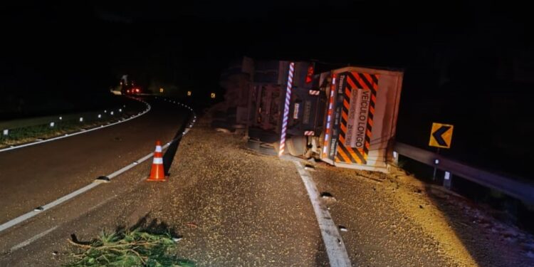 Carreta tomba na BR-277 e carga de soja se espalha fora da pista